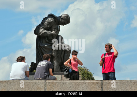 Berlino, Germania, i turisti nella parte anteriore di un soldato inginocchiato presso il portale centrale di Treptow memorial Foto Stock