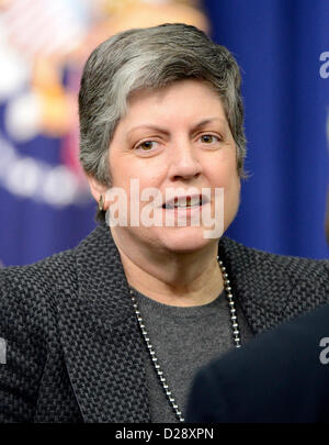 Stati Uniti Segretario di Homeland Security Janet Napolitano assiste il commento di U.S. Il presidente Barack Obama e il Vice Presidente Joe Biden in corrispondenza di un evento presso la Casa Bianca a Washington D.C. per svelare una serie di proposte volte a ridurre la violenza pistola su Mercoledì, 16 gennaio 2012. .Credito: Ron Sachs / CNP Foto Stock