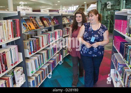 Fuori di raggiungere i lavoratori con grandi libri stampa ausili per persone cieche o ipovedenti Foto Stock