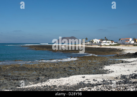 Sole inzuppato Coralejo bay con Isola di Lobos in background Foto Stock