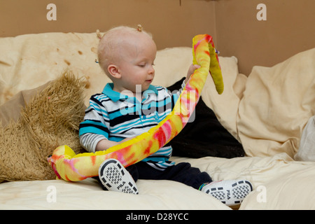 Smal ragazzo giocando Foto Stock