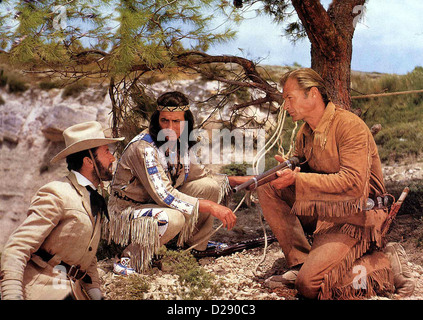 Ii Winnetou Winnetou Ii. ?, Pierre Brice, Lex Barker Winnetou (Pierre Brice,m) und sein Freund Old Shatterhand (Lex Barker,r) Foto Stock