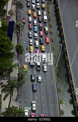 Si tratta di una foto del traffico nelle strade di Bangkok vista dal cielo. Ci sono vetture multicolore bloccato sulla strada. Foto Stock