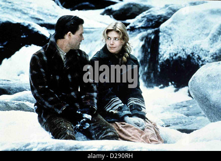 Wie Ein Blatt Im Wind inverno la gente Kurt Russell, Kelly McGillis Collie Wright (Kelly McGillis) gewaehrt hoeflichen dem Foto Stock