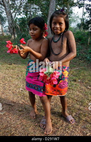 Panama, Embera ragazze indigene nel Darien Foto Stock