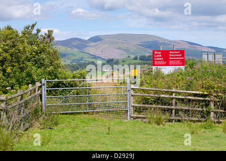 Arresto, guardare, ascoltare firmare e gli altri in una fattoria rurale incrocio ferroviario. RSPB Ynys Hir riserva. Ceredigion, Galles. Agosto. Foto Stock