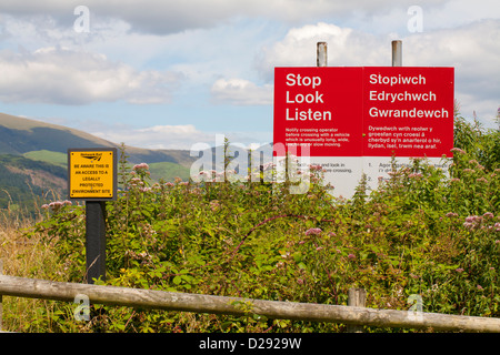 Arresto, guardare, ascoltare firmare e gli altri in una fattoria rurale incrocio ferroviario. RSPB Ynys Hir riserva. Ceredigion, Galles. Agosto. Foto Stock