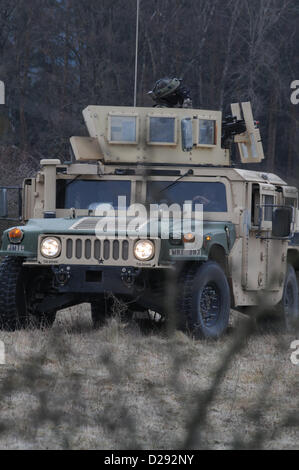 Hohenfels, Germania, 17 gennaio 2013. Un esercito sloveno soldato del 1° Brigata motorizzata tira la sicurezza accanto a un Humvee durante un militare di advisory team (MAT) esercizio presso la multinazionale comune disponibilità centro in Hohenfels, Germania, 17 Gennaio 2013tappetini e di polizia ai team di consulenza sono progettati per replicare l'Afghanistan ambiente operativo durante la preparazione di squadre per operazioni di counterinsurgency con la capacità di formare, consigliare e abilitare l'Afghanistan esercito nazionale e l'Afghanistan della polizia nazionale. (U.S. Esercito foto di Sgt. Gemma Iglesias/rilasciato) Foto Stock