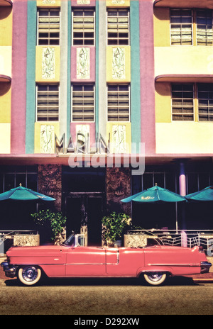 1950 Cadillac Convertible parcheggiate fuori il Marlin Hotel South Beach Miami USA Foto Stock