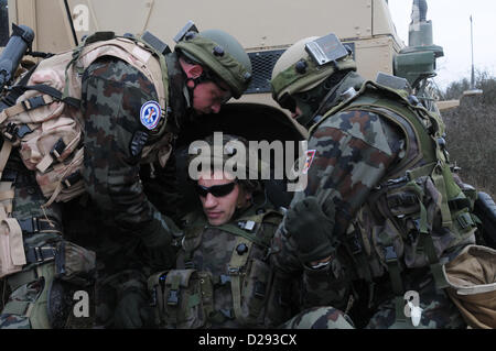 Hohenfels, Germania, 17 gennaio 2013. Un esercito sloveno soldato del 1° Brigata motorizzata tira la sicurezza accanto a un Humvee durante un militare di advisory team (MAT) esercizio presso la multinazionale comune disponibilità centro in Hohenfels, Germania, 17 Gennaio 2013tappetini e di polizia ai team di consulenza sono progettati per replicare l'Afghanistan ambiente operativo durante la preparazione di squadre per operazioni di counterinsurgency con la capacità di formare, consigliare e abilitare l'Afghanistan esercito nazionale e l'Afghanistan della polizia nazionale. (U.S. Esercito foto di Sgt. Gemma Iglesias/rilasciato) Foto Stock