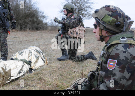 Hohenfels, Germania, 17 gennaio 2013. Un esercito sloveno soldato del 1° Brigata motorizzata tira la sicurezza accanto a un Humvee durante un militare di advisory team (MAT) esercizio presso la multinazionale comune disponibilità centro in Hohenfels, Germania, 17 Gennaio 2013tappetini e di polizia ai team di consulenza sono progettati per replicare l'Afghanistan ambiente operativo durante la preparazione di squadre per operazioni di counterinsurgency con la capacità di formare, consigliare e abilitare l'Afghanistan esercito nazionale e l'Afghanistan della polizia nazionale. (U.S. Esercito foto di Sgt. Gemma Iglesias/rilasciato) Foto Stock