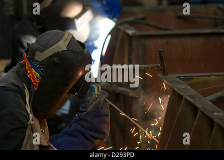 Due saldatrici a lavorare Foto Stock