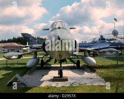 Il Lockheed F-104 Starfighter FX60 è un intercettore supersonico progettato per il volo ad alta velocità. Introdotto negli anni '1950, l'F-104 fu ampiamente utilizzato dalle forze aeree di tutto il mondo per la sua velocità e agilità. Il suo design elegante e i potenti motori lo hanno reso una risorsa fondamentale nelle strategie di difesa dell'era della guerra fredda e nei combattimenti aerei ad alte prestazioni. Foto Stock