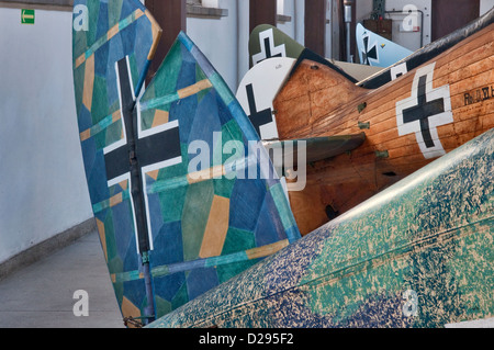 Sezioni di coda di WW1 aerei tedeschi, Halberstadt C.II aereo davanti, polacco Aviation Museum di Cracovia in Polonia Foto Stock