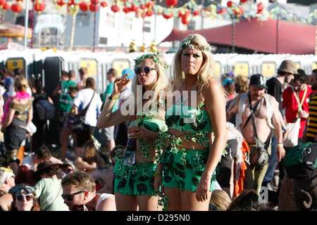 Ragazze in costume di BESTIVAL FESTIVAL, Isola di White, settembre 2012 Foto Stock