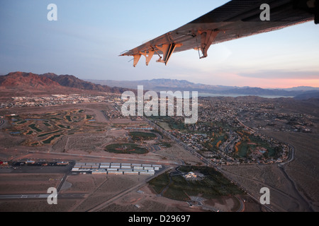 La mattina presto dehaviland twin otter luce volo degli aeromobili al Grand Canyon oltre boulder city Nevada USA Foto Stock