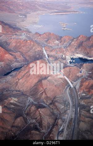 Volando sopra la grande bacino autostrada bypass per la Diga di Hoover e il arizona Nevada confine sul fiume Colorado USA Foto Stock