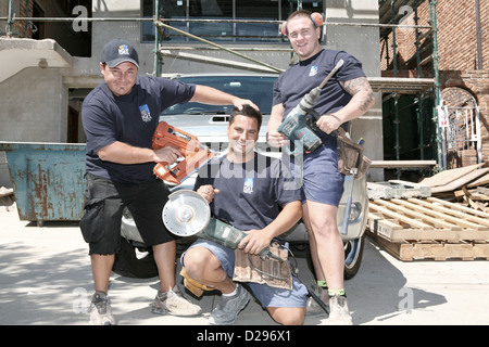 Commercianti di essere divertente e in posa con strumenti di potenza per una fotografia. Foto Stock