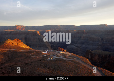 Volando sopra la terra si avvicina al bordo del Grand Canyon al punto di aquile in Hualapai Indian Reservation Arizona USA Foto Stock