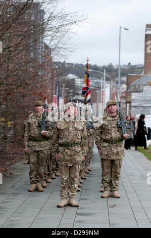 Swansea, Regno Unito. Il 17 gennaio 2013. Truppe per il Principe di Galles Azienda 1° Battaglione guardie gallese marciando attraverso le strade di Swansea in Galles del Sud di questo pomeriggio. Il homecoming parata è stata per i soldati che hanno restituito da un tour della provincia di Helmand in Afghanistan tra marzo e ottobre dello scorso anno. Foto Stock