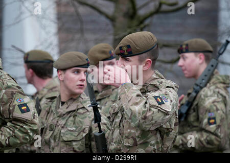 Swansea, Regno Unito. Il 17 gennaio 2013. Un soldato dal Principe di Galles Azienda 1° Battaglione gallese salviette custodisce il suo naso dopo aver marciato attraverso le strade di Swansea in Galles del Sud di questo pomeriggio. Il homecoming parata è stata per i soldati che hanno restituito da un tour della provincia di Helmand in Afghanistan tra marzo e ottobre dello scorso anno. Foto Stock