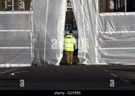 Il 17 gennaio 2013. Vauxhall Londra, Regno Unito. Royal Air Force aerei ufficiali di recupero visita il sito del crash dopo l'elicottero incidente alla Vauxhall nel sud di Londra. Foto Stock