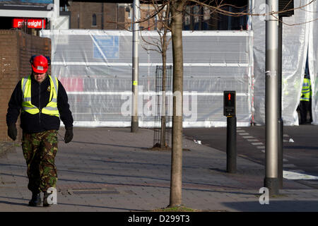 Il 17 gennaio 2013. Vauxhall Londra, Regno Unito. Un consulente di sicurezza presso il sito del crash dopo l'elicottero incidente alla Vauxhall nel sud di Londra. Foto Stock