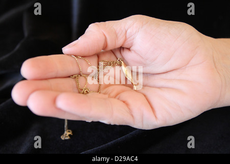 Un antico a forma di pesce collana dorata da Tripoli, Libia. Foto Stock