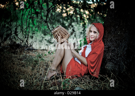 Little Red sgombrare il cofano nella foresta Foto Stock