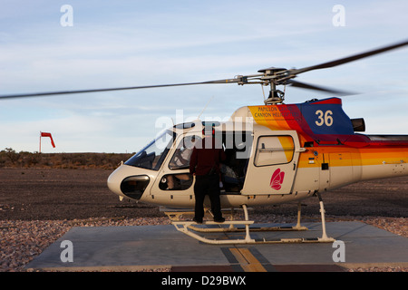 Membro di equipaggio controllare i passeggeri a bordo di papillon tour in elicottero su helipad all'aeroporto di Grand Canyon West Arizona USA Foto Stock