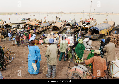 MALI Mopti giorno di mercato a fiume Niger, pinnace in porto Foto Stock