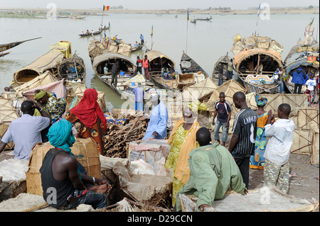 MALI Mopti giorno di mercato a fiume Niger, pinnace in porto Foto Stock