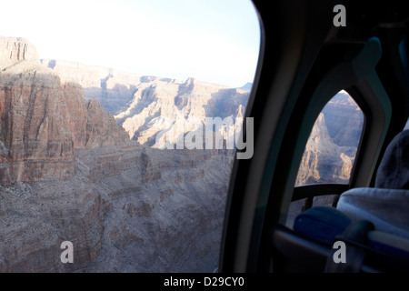 Guardando fuori della finestra nel Grand Canyon a bordo di papillon tour in elicottero volando nel Grand Canyon Arizona USA Foto Stock