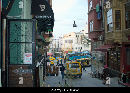 Il U2 "themed' Irish pub che serve Guinness a Istanbul. Frequentato da ex-panetti e locali. Foto Stock