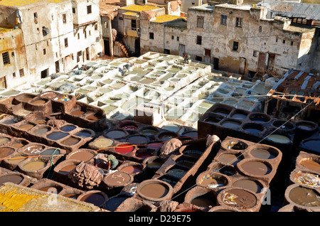 Uomini al lavoro nelle concerie, Fez, in Marocco Foto Stock