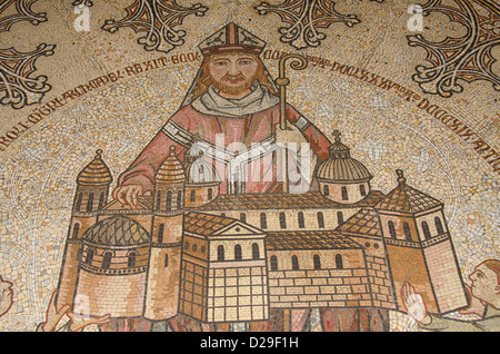 Germania, Colonia. Gotica storica cattedrale di Colonia, la seconda chiesa più alto d'Europa. Dettaglio di ornati pavimento a mosaico Foto Stock