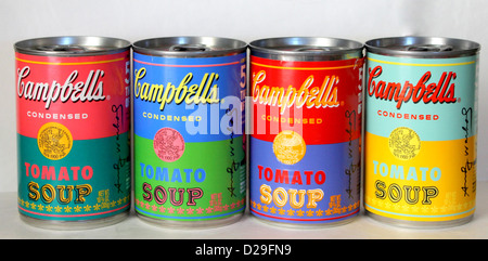 Campbell's Soup lattine (lattine) con edizione limitata di Andy Warhol etichette. Foto Stock