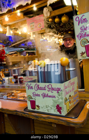 Francia, regione dell'Alsazia, Strasburgo, Grand Island (Grande Ile). Inverno Mercatino di Natale, vin chaud. Foto Stock