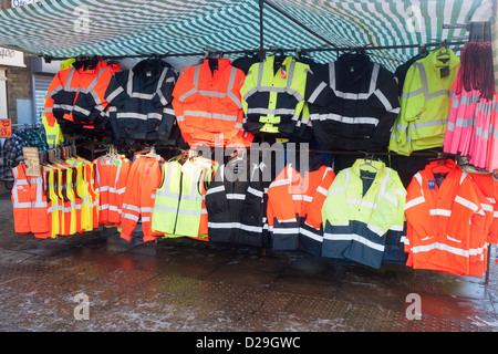 Basso costo ad alta visibilità abbigliamento da lavoro in vendita da un mercato in stallo nel nord dell'Inghilterra Foto Stock