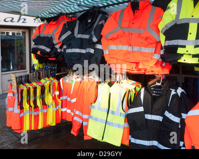 Basso costo ad alta visibilità abbigliamento da lavoro in vendita da un mercato in stallo nel nord dell'Inghilterra Foto Stock