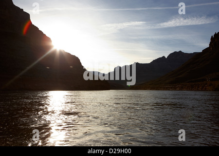 Il sorgere del sole sopra il fiume Colorado fondo del Grand Canyon Arizona USA Foto Stock