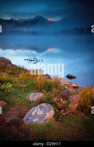 La nebbia comincia a rotolare in oltre il Lago Estes creando una drammatica scena all alba di una splendida mattina autunnale in Estes Park, COLORADO Foto Stock