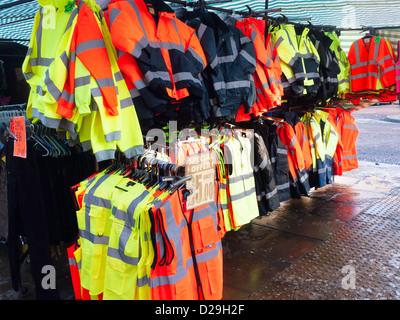 Basso costo ad alta visibilità abbigliamento da lavoro in vendita da un mercato in stallo nel nord dell'Inghilterra Foto Stock