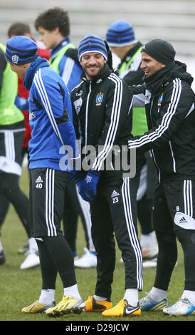 Di Amburgo Rafael van der Vaart, Tomas Rincon (R) e figlio Heung-Min (L) parlare prima di iniziare una sessione di formazione presso il campo pratica a Imtech Arena di Amburgo, Germania, 17 gennaio 2013. Hamburger SV giocheranno 1. FC Norimberga il 10 gennaio 2013. Foto: CHRISTIAN CHARISIUS Foto Stock