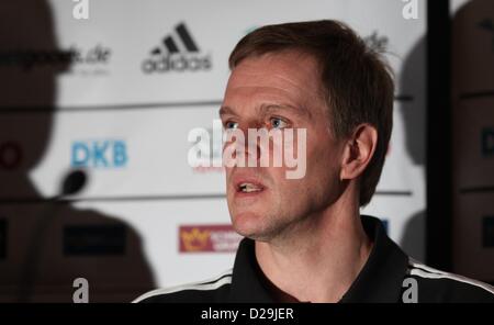 Head Coach Martin Heuberger parla nel corso di una conferenza stampa del Team Germany durante l'di pallamano Campionati del Mondo in Granollers, Spagna, 17 gennaio 2013. Foto: Fabian Stratenschulte/dpa Foto Stock