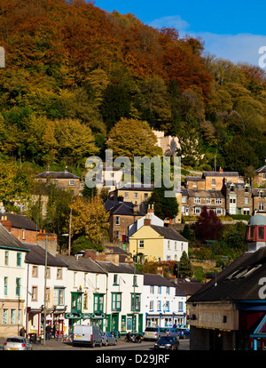 Matlock Bath villaggio nel Derbyshire Dales Peak District Inghilterra UK con negozi al di sotto e case visibile sulla collina sopra Foto Stock