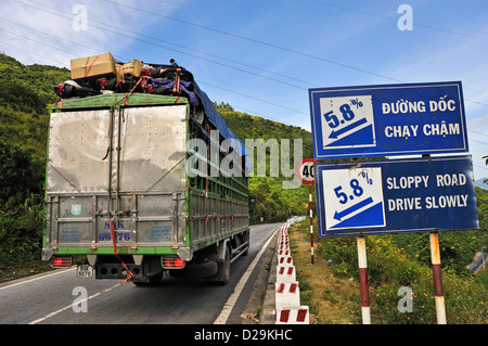 Camion che percorre il passo hai Van / la strada del "passo delle nuvole" tra da nang e Hue, Vietnam Foto Stock