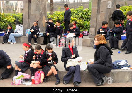 Gli studenti delle scuole medie di pranzo, Lima, Peru Foto Stock