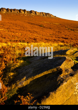 Bordo Stanage una scarpata gritstone popolare con arrampicatori vicino a Hathersage Parco Nazionale di Peak District Derbyshire England Regno Unito Foto Stock