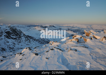 Vista dal vertice di Swirl come verso il luccio di Blisco e Langdale in inverno nel Lake District inglese Foto Stock